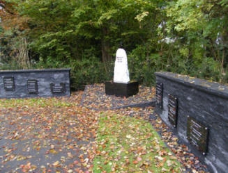 gedenkmuur en steen  (Small) (2).jpg